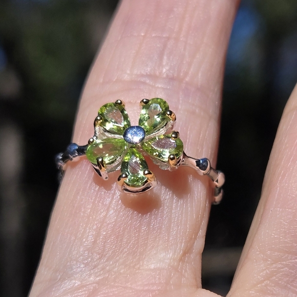 Peridot 5k Sterling Flower Ring Sz8 - Picture 3 of 9
